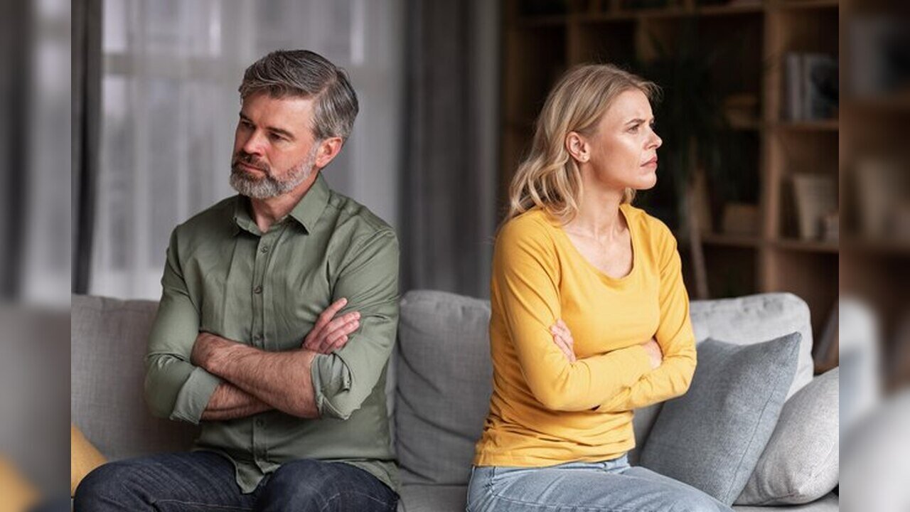 Documentos e calculadora em processo de separação