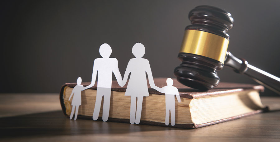 Documentos relacionados a processo de pensão alimentícia sobre uma mesa